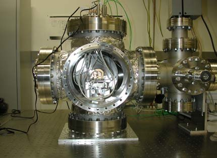 10-Ultra-High Vacuum Chamber