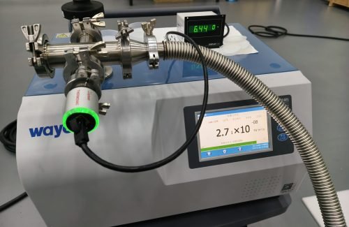 Helium mass spectrometer leak detector